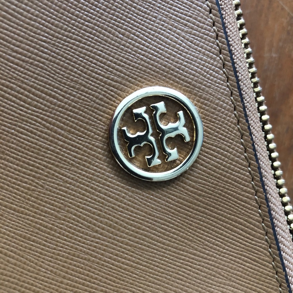 Tory Burch clutch/wallet. - Picture 7 of 8